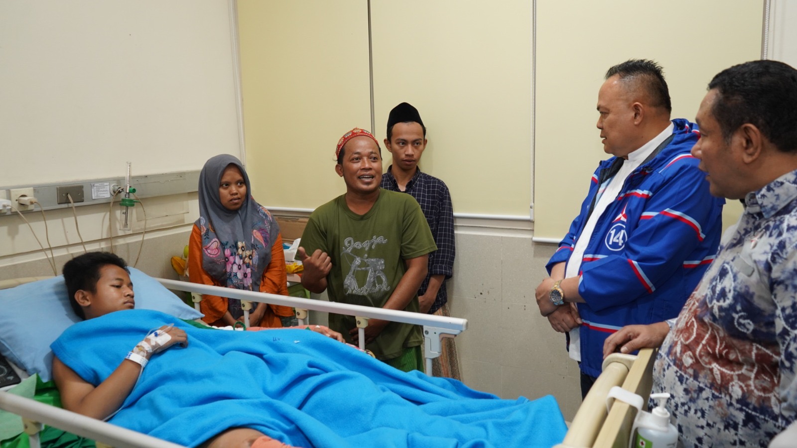 Demokrat Jatim Jenguk Santri Korban Al Khoziny, Dokter Agung dan Mugianto Bawa Salam dan Semangat
