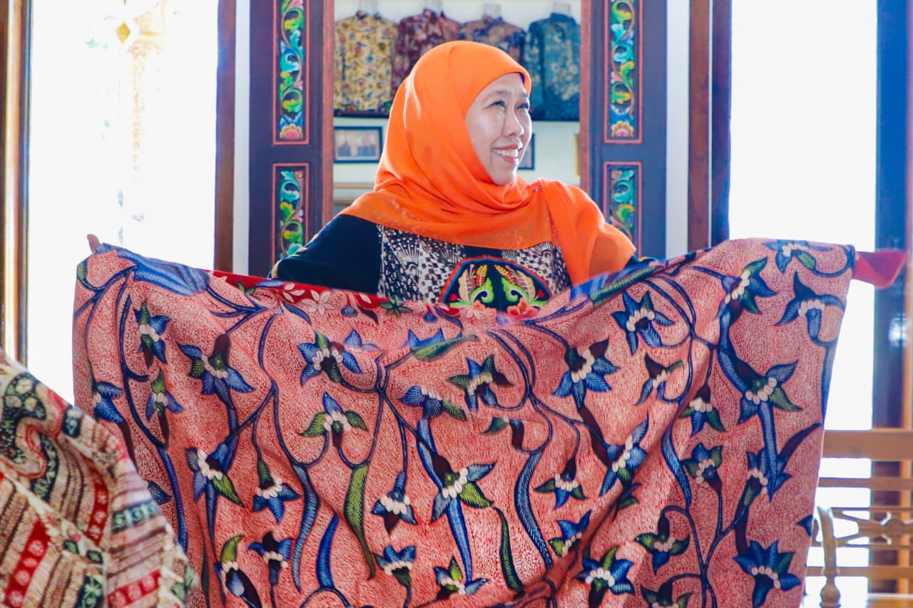 Hari Batik Nasional 2025, Khofifah: Batik Itu Warisan Bangsa